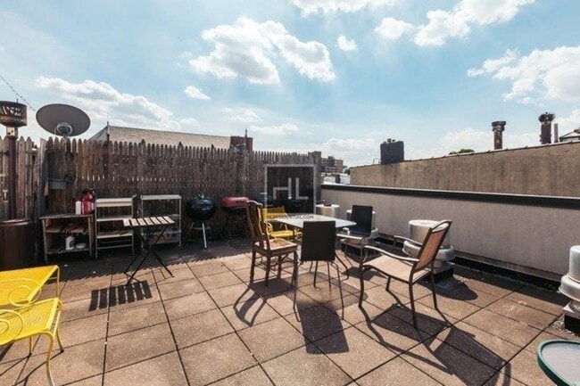Building Photo - METROPOLITAN AVENUE