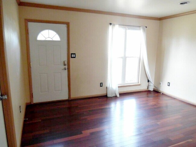 Foto del edificio - Great Curb Appeal, Location, and Price!