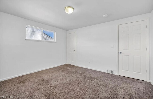 Foto del edificio - 3004-3006 Cromwell Dr