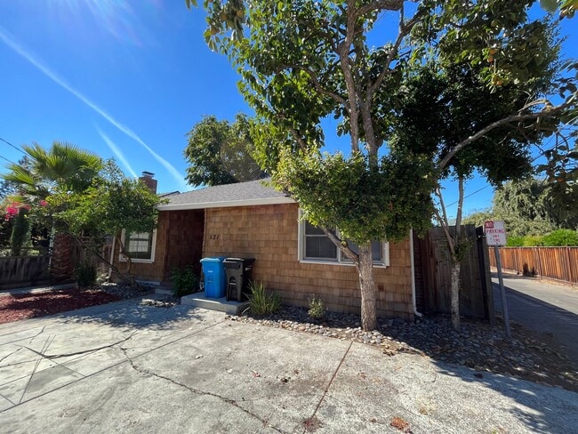 Building Photo - Great Student Housing.  3bd (Has been converted to 4 bedroom in past) 3bath house a block and a h...