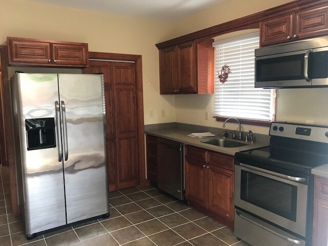 Kitchen - 104 N Auxier Ave