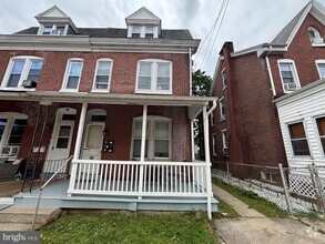 Building Photo - 130 E 4th St