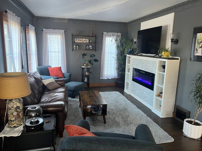 Sala de estar - 2379 N 65th St