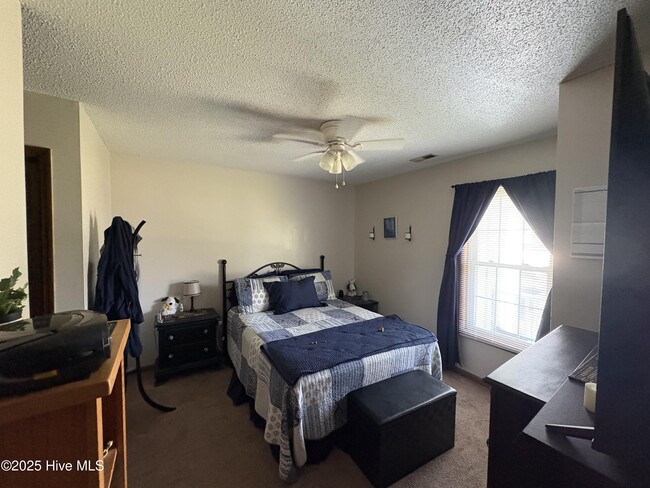 Foto del edificio - 723 Pinewood Dr