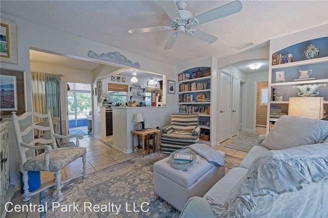 Building Photo - 2 br, 1 bath House - 553 S Pelican Drive