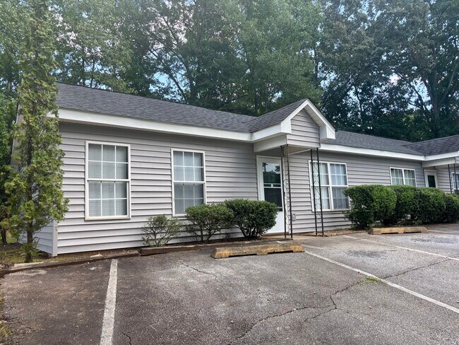 Building Photo - 208 Sunnyside Dr