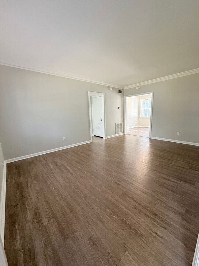 Building Photo - Downstairs Unit - Next to Habersham Village!