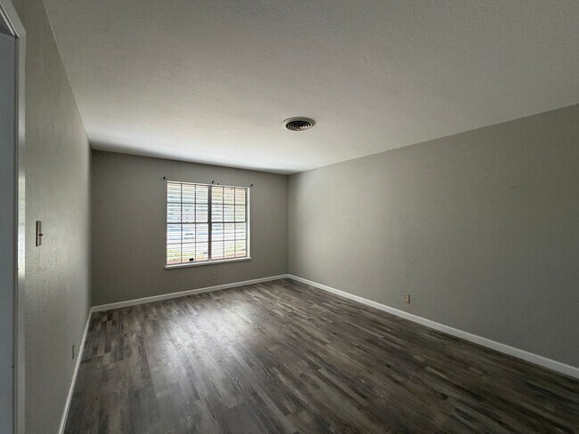 Building Photo - 749 Burkshire Dr