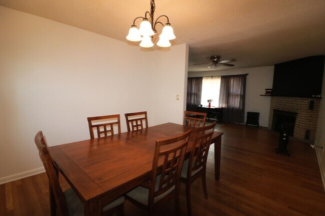 Foto del edificio - Amazing 4 bedroom 2 bathroom home located ...
