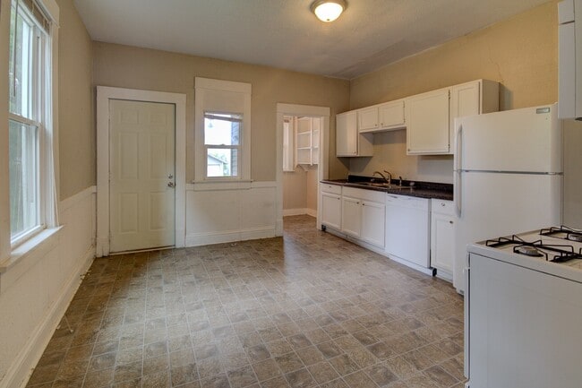 Building Photo - SL AAC1228