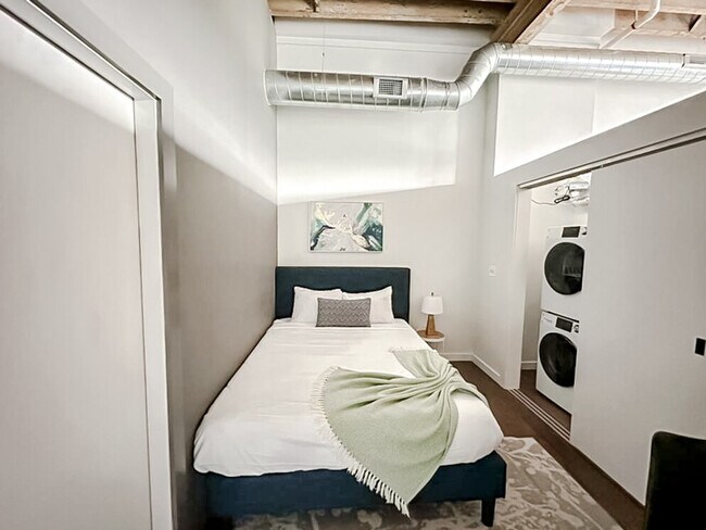 Building Photo - 605 W 4th St N