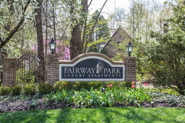 Entrada de la temporada de primavera - Fairway Park Apartments