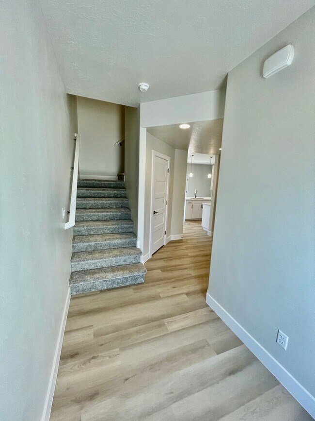 Building Photo - 632 Elmbrook