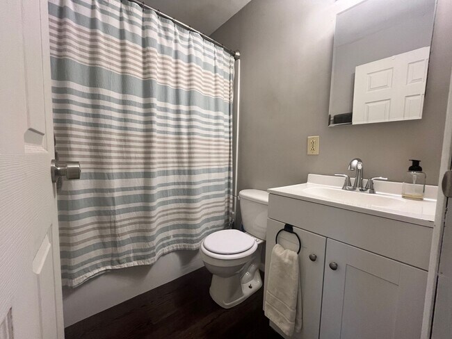 Foto del edificio - 3 Bedroom Home With A Large Fully-Fenced Yard