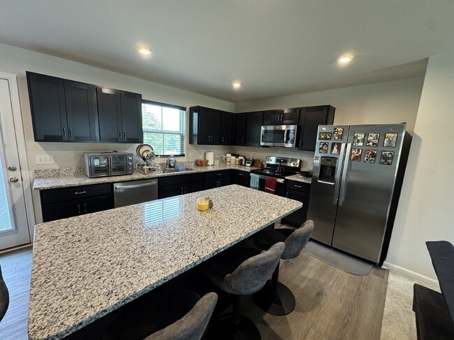 Foto del edificio - 4 bedroom, 2.5 baths in a Seneca neighborhood