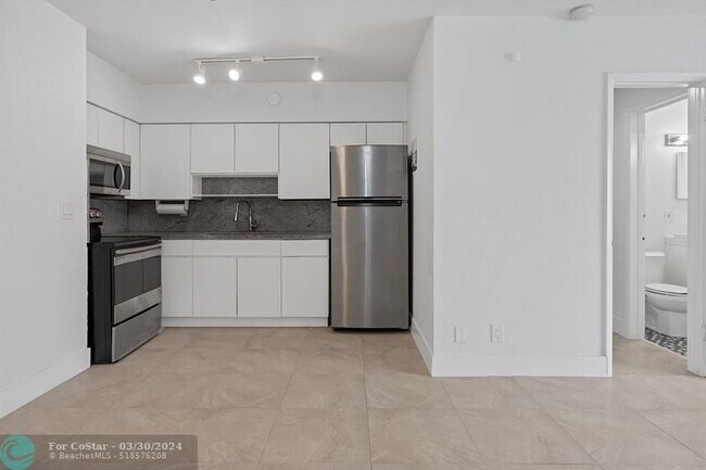 Building Photo - 3349 NE 33rd St