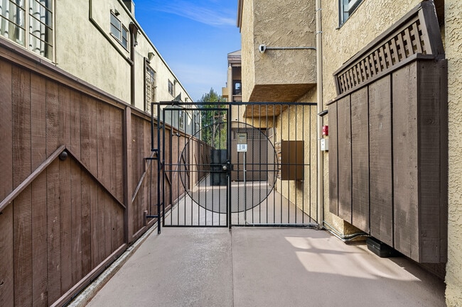 Building Photo - 906 Kings Rd