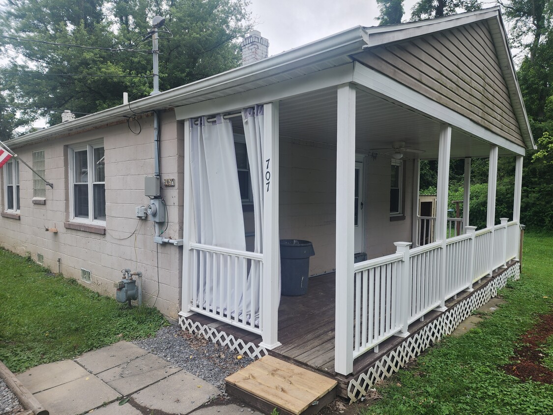 Primary Photo - 707 Topeka Ave