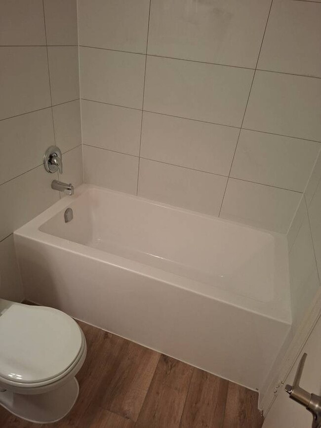 Building Photo - 1320 King Albert Ave