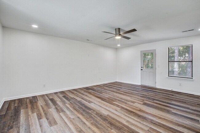 Foto del edificio - 114 Langley Dr