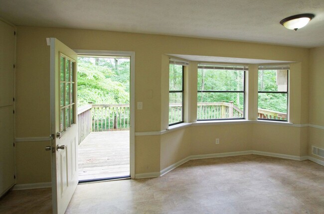 Building Photo - 3852 Tanglewood Rd