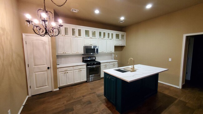 Foto del edificio - (3) Bed/(2) Bath in SW Moore Avail Early June!