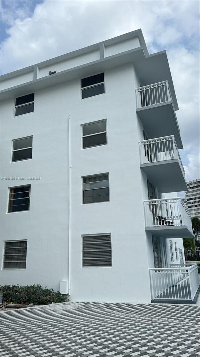 Building Photo - 1913 S Ocean Dr
