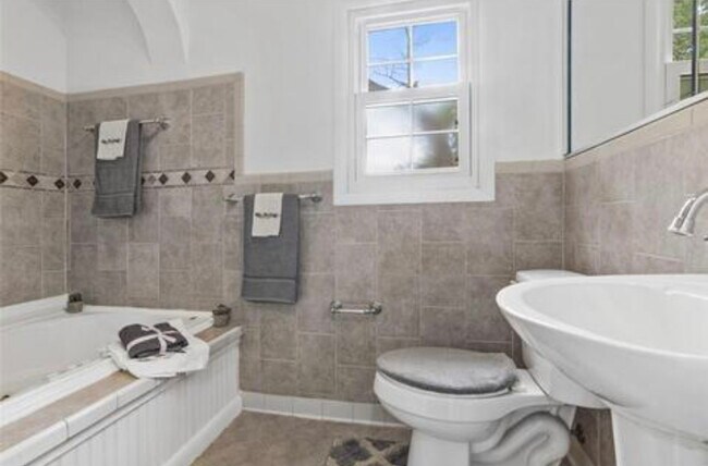 Building Photo - 572 Beech Dr