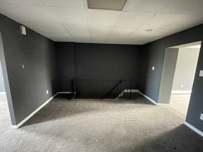 Building Photo - EXTREMELY Large Apartment in Grays Ferry A...