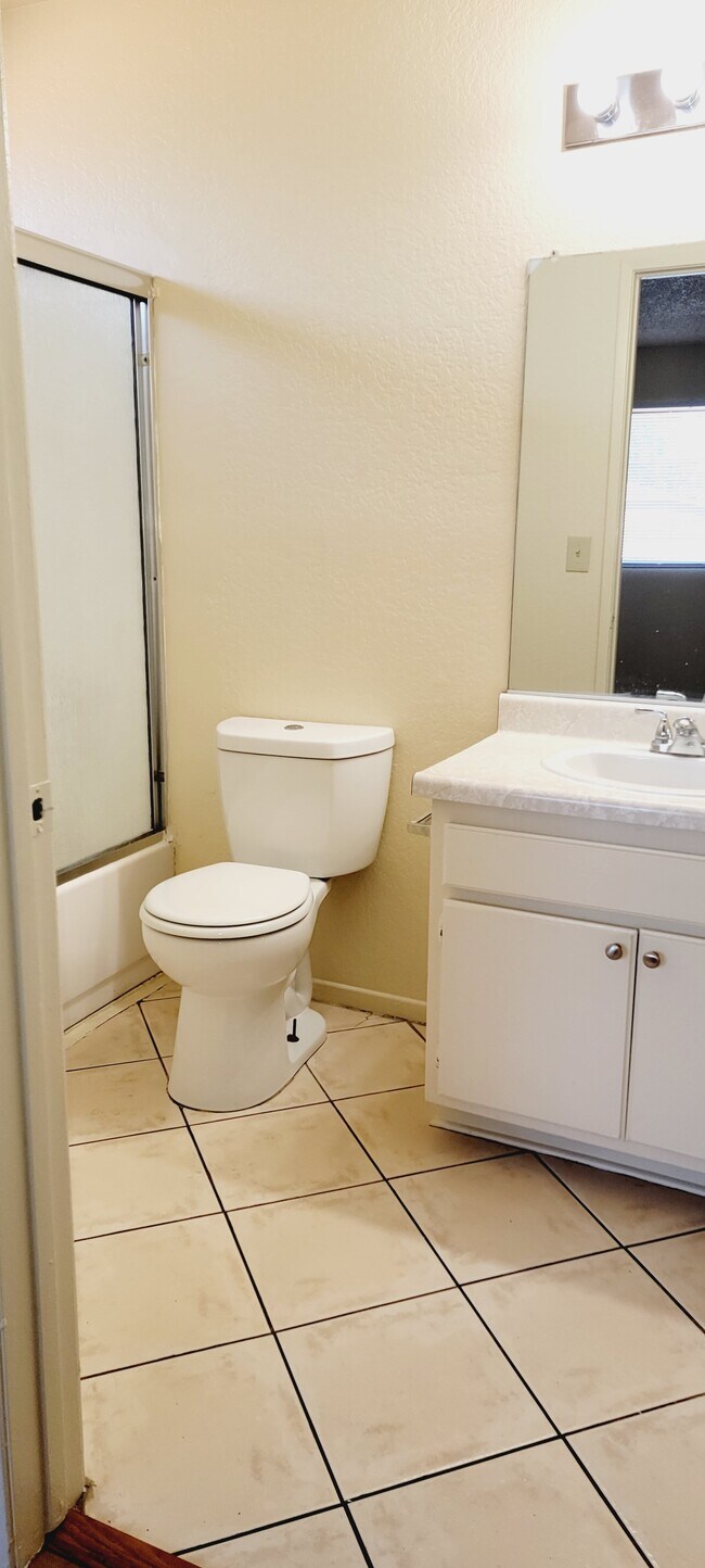 baño - 1445 W 227th St