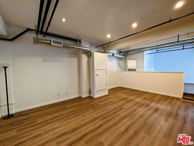 Building Photo - 312 W 5th St