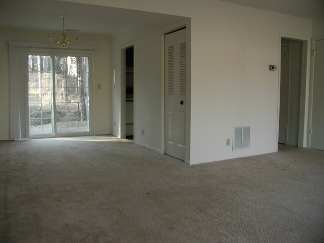 Foto del edificio - 107 Longwood Dr