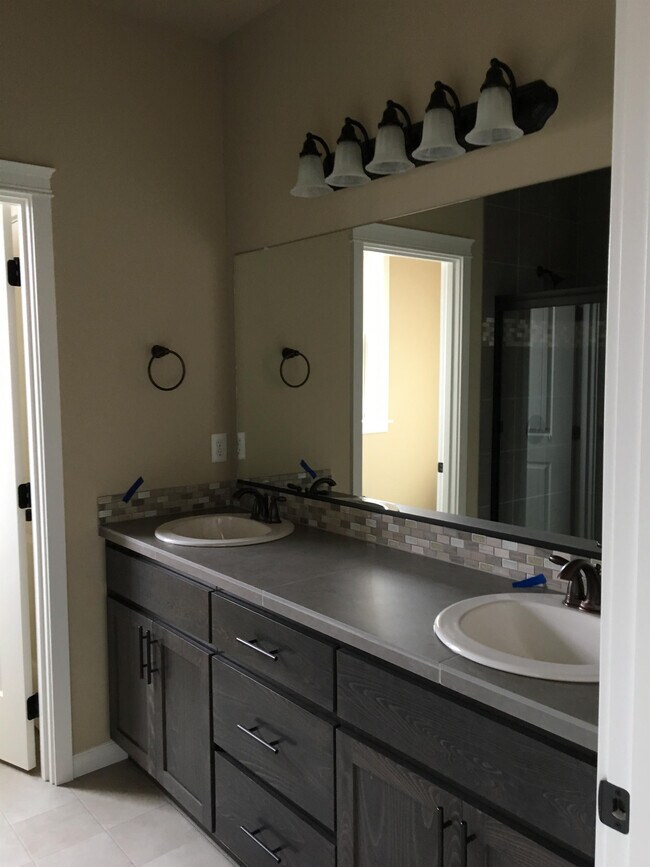 Building Photo - 3276 E Mountain View Dr SE