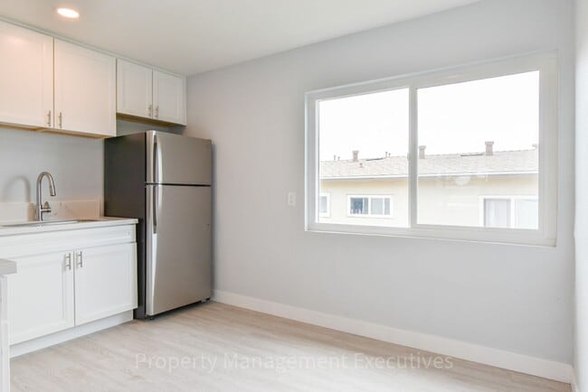 Building Photo - Remodeled 2 Bedroom, 1 Bath Apartment