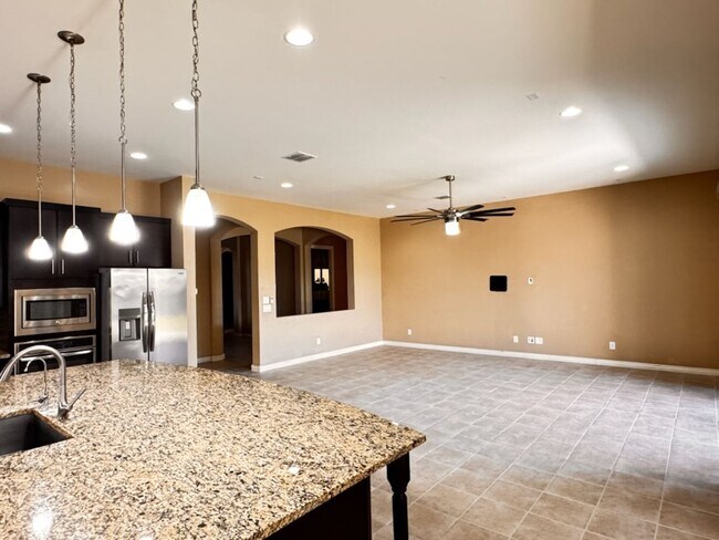 Foto del edificio - 4 Bedroom + den energy efficient Hamilton High
