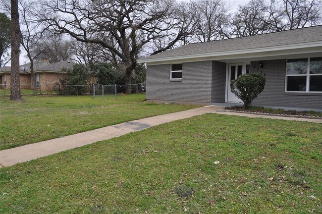 Foto del edificio - 2232 Shady Brook Dr