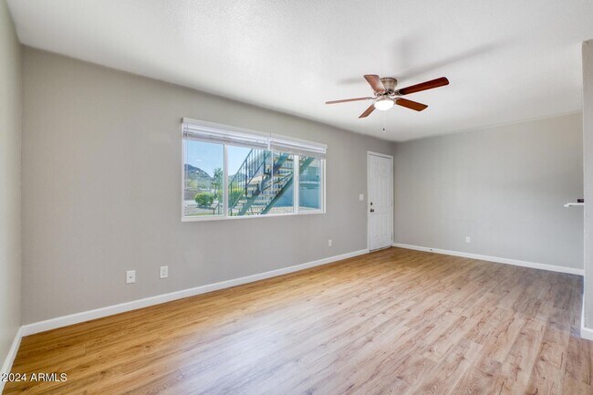 Foto del edificio - 1346 E Mountain View Rd