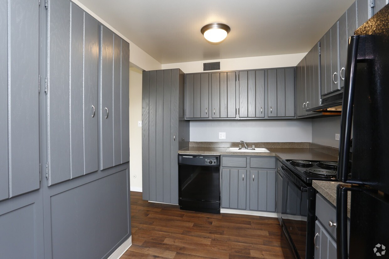 https://images1.apartments.com/i2/CtqYMBNsSEi-9ta2FcY2hrJsebcMx8jHS847TlL1NM4/111/corsican-apartments-denver-co-once-upon-a-time.jpg