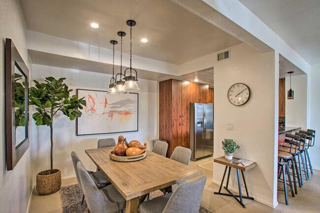 Building Photo - 9708 E Vía Linda