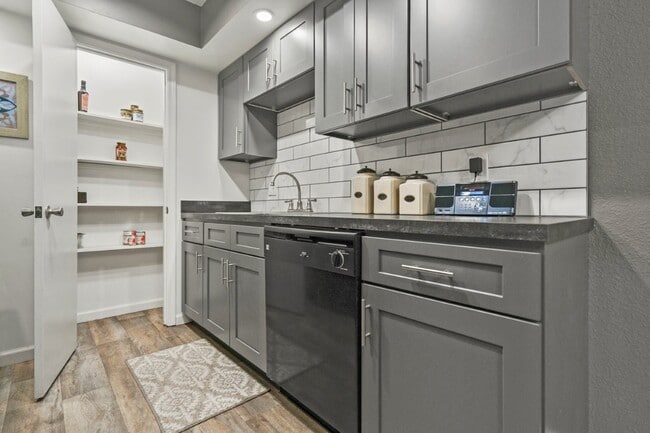 Building Photo - Canterbury Green