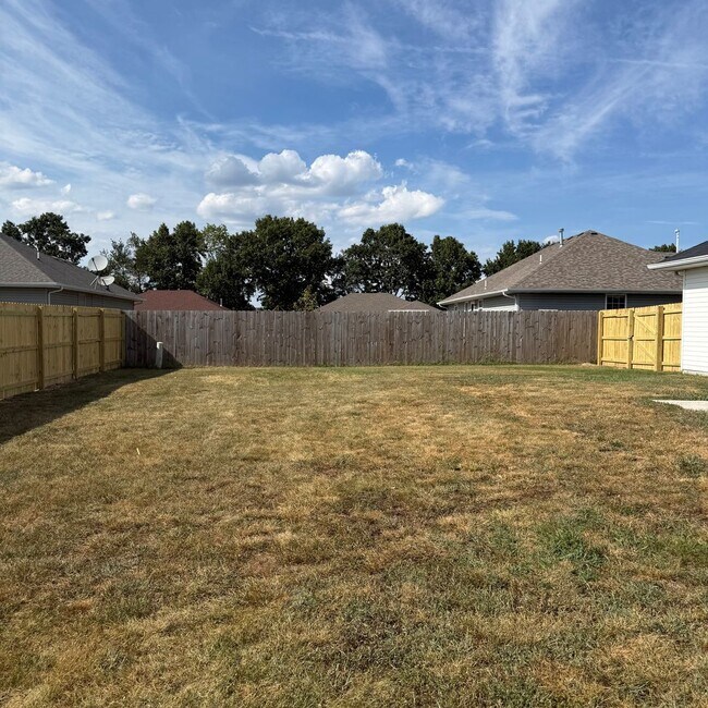 Building Photo - 4 Bedroom Home in Clever
