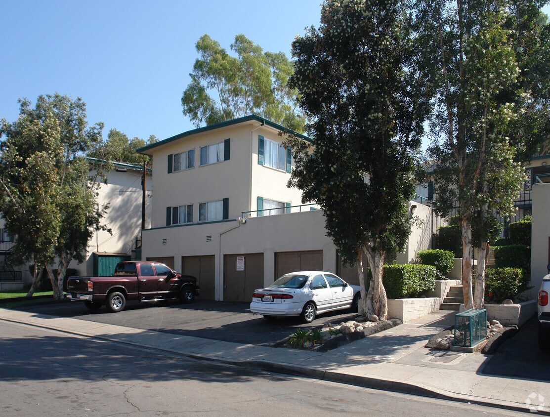 Foto principal - 5727-5729 Bates St