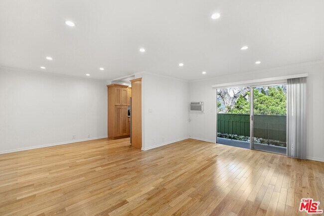 Foto del edificio - 8219 Norton Ave