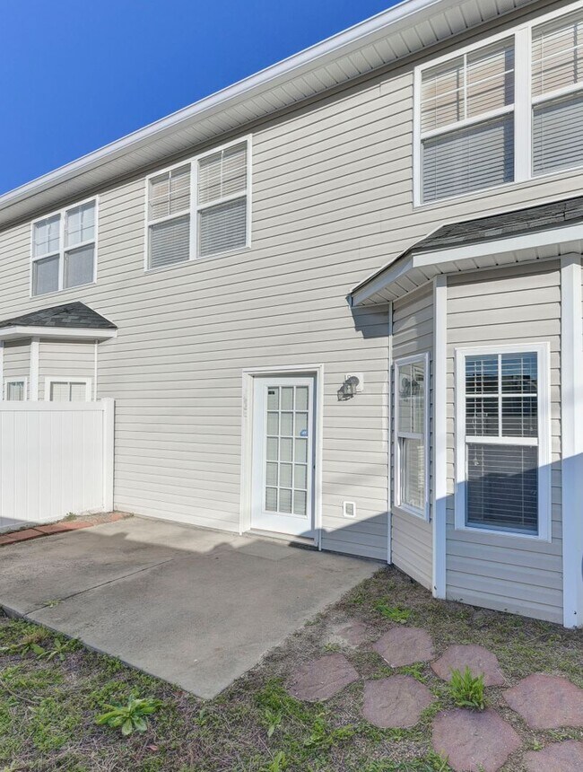 Building Photo - 3 Bedroom, 2.5 Bathroom in Pennington Squa...
