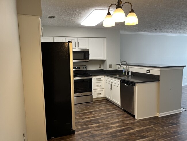 Building Photo - Charming 2 Bed Townhouse with 2.5 Baths in...