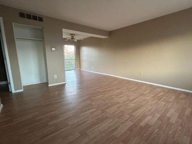 Building Photo - 1549 Meredith Dr