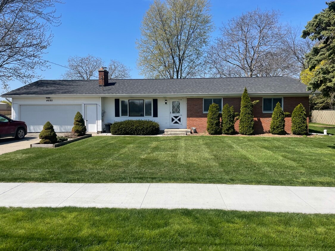 4685 Mackinaw Rd, Saginaw, MI 48603 House Rental in Saginaw, MI