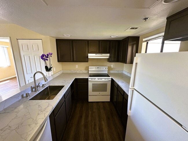 Building Photo - Lovely One Bedroom Condo in Novato