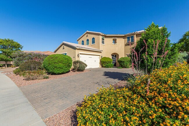 Foto del edificio - LUXURIOUS Executive Style home in the high...
