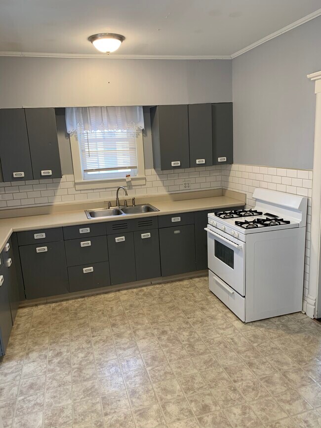 Building Photo - 416 Maple Ave